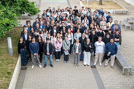 Gruppenfoto vor der Schule